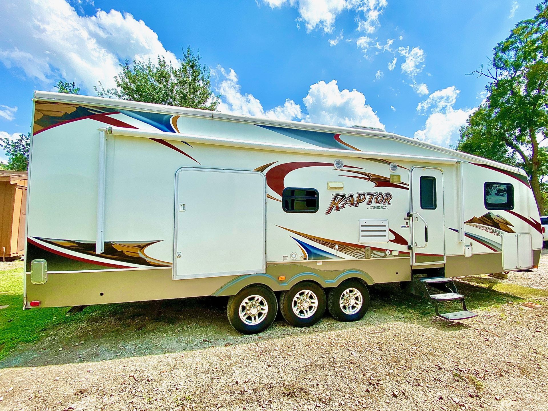 2009 Keystone Raptor Toy hauler 34ft 1 slide