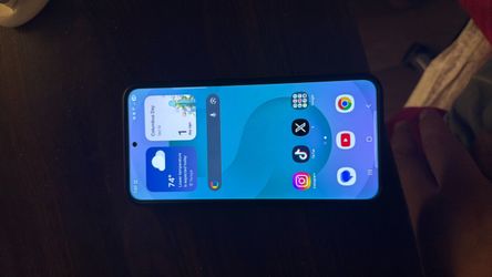 Samsung S25+ like new with case