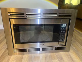 New Bosch conversation built in microwave with trim 30’x 20,5’ in the box