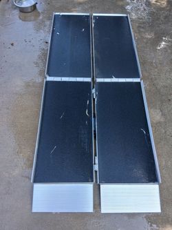 Wheelchair ramp trifolding