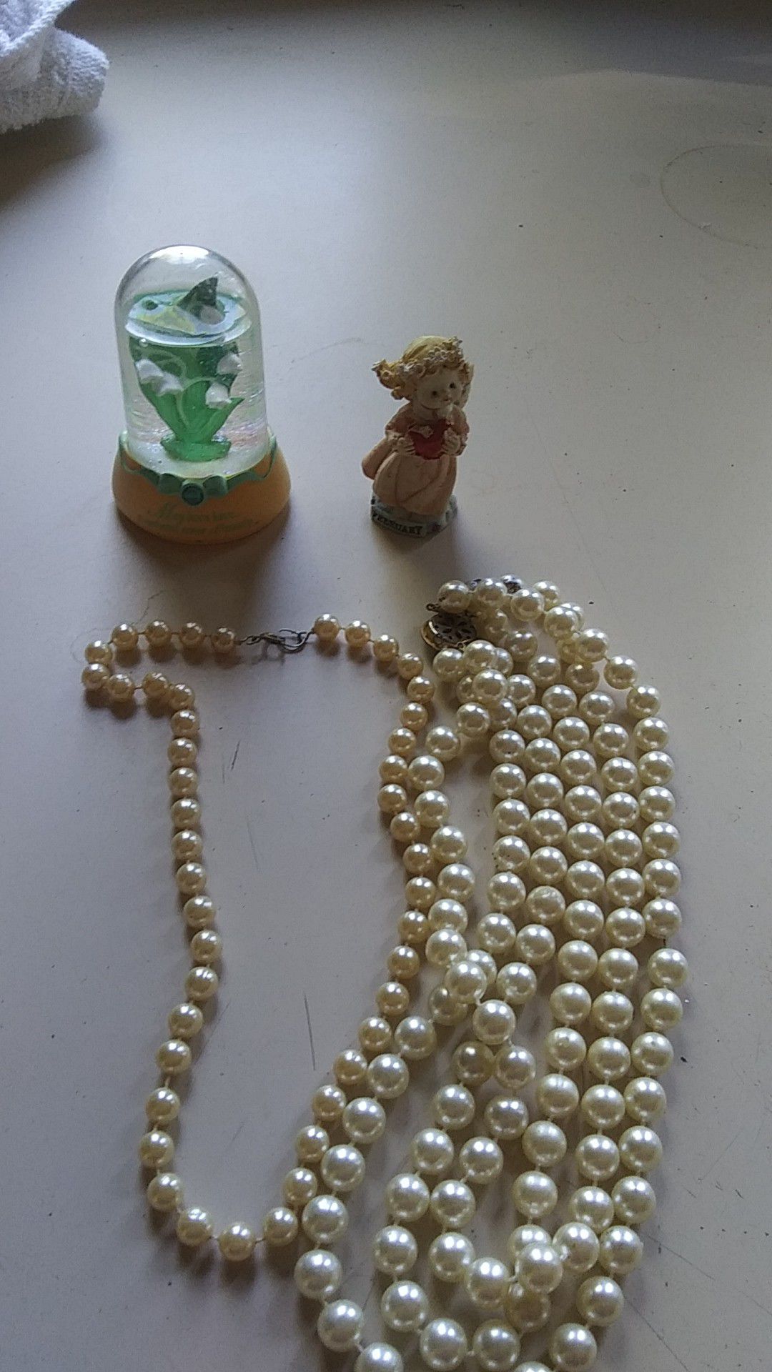 2 pearl necklaces 2 figurines