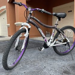 26” Ladies Mountain 🏔 Bicycle 🚲  Like New 