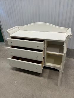 Baby changing dresser with crystal knobs.. good condition. 55” wide ,18 depth , 37” high $75