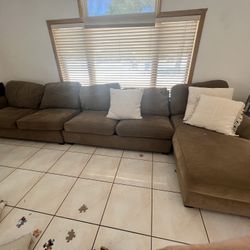 Sectional W/ Pull Out Bed