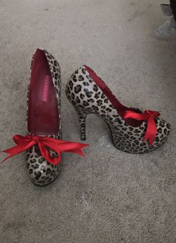 Sexy Leopard pumps ...size 8