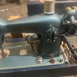 Singer 4452 Heavy Duty Sewing Machine for Sale in Seatac, WA - OfferUp