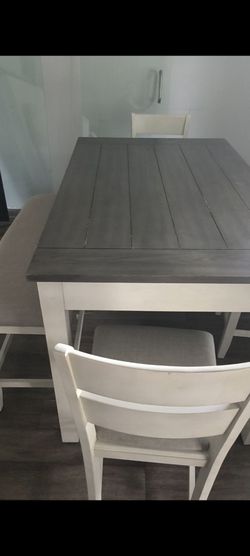 Dinning table like new condition 300 takes it