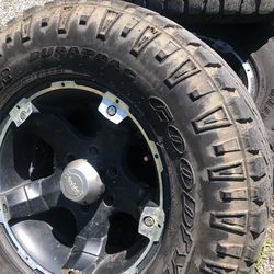 Yantas. Goodyear  285/70/17  Para. Chevi O Gmc.  6.  Birlos. 