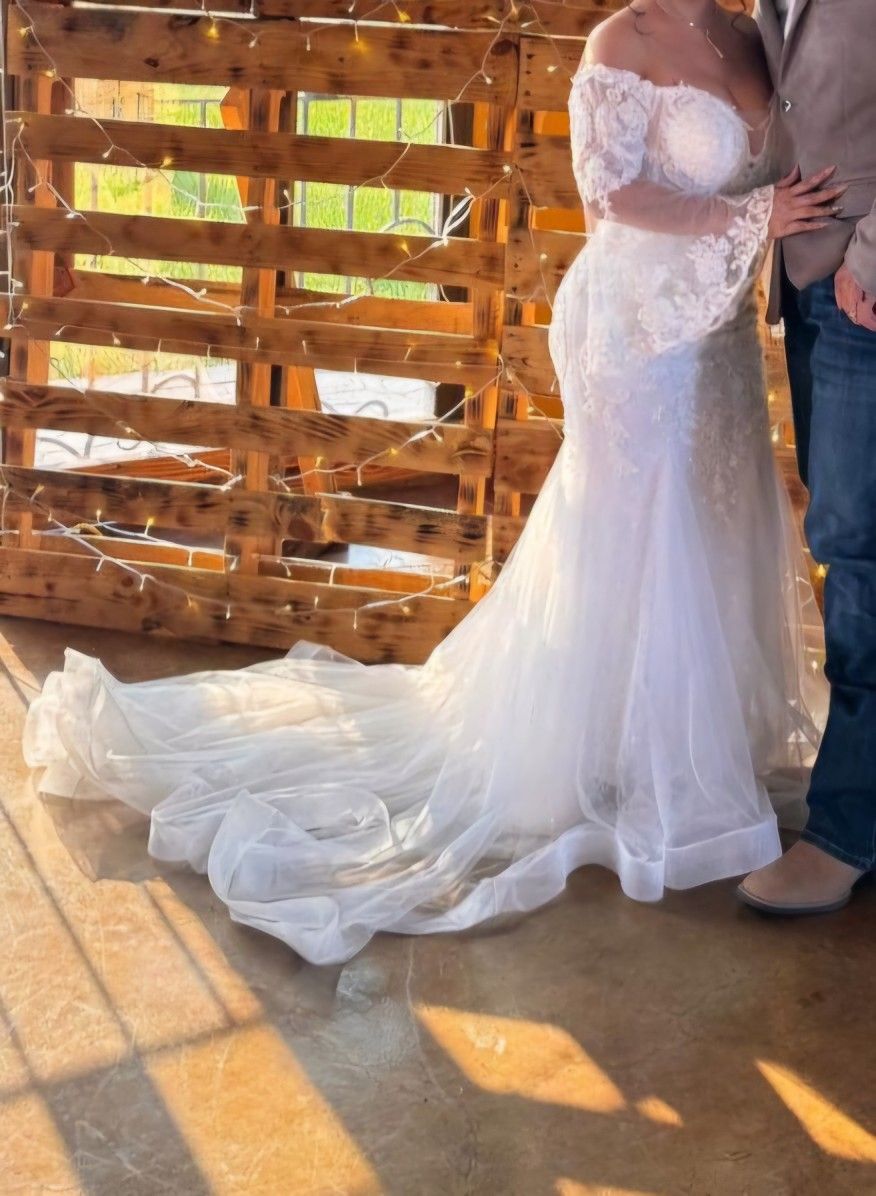 Wedding Dress Medium 650.00$