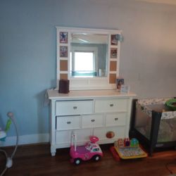 Dresser With Mirror 