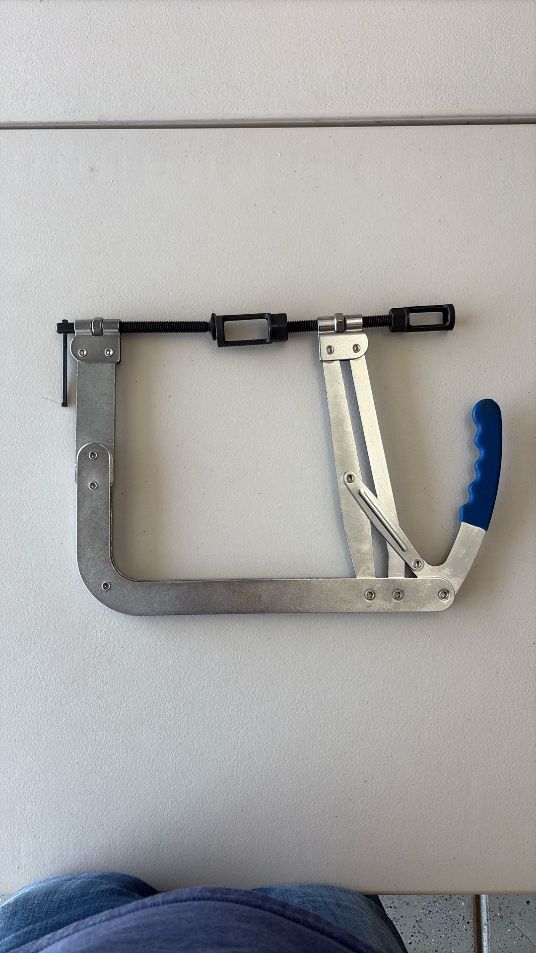 Valve spring compressor