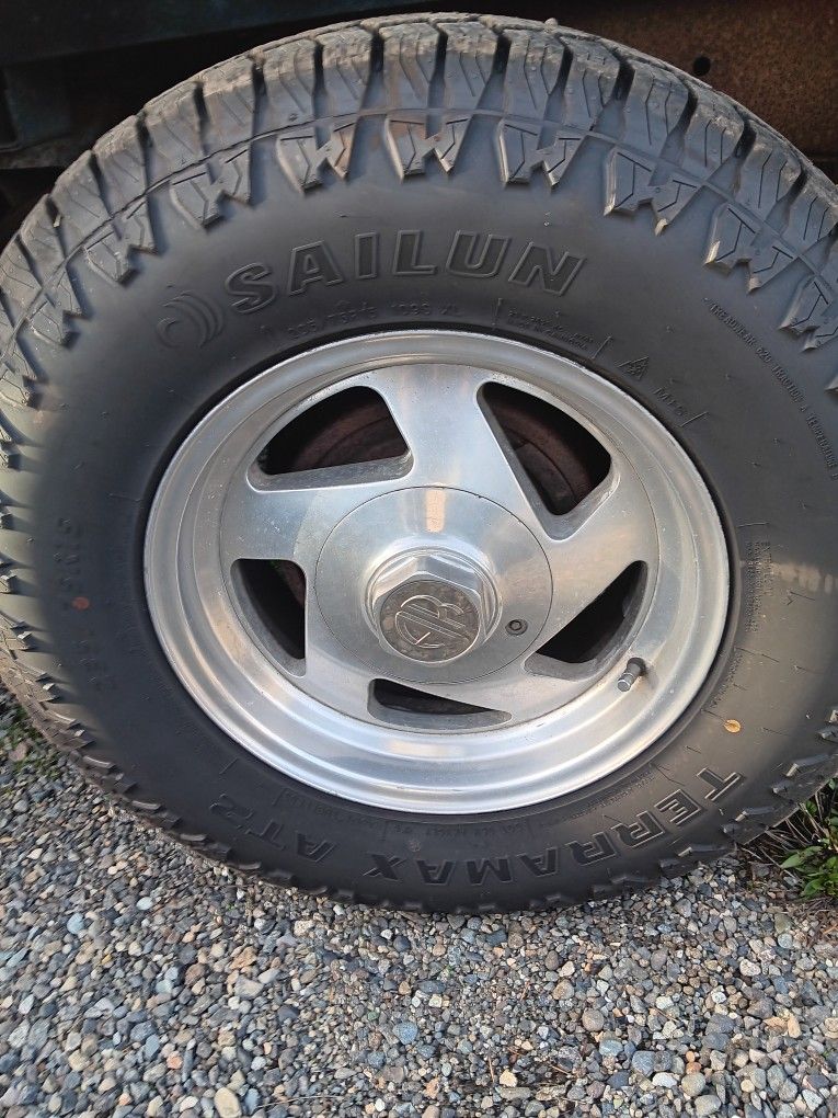 235 75 15" 99% New Tires Mounted On 6 Lug Dodge dakota PickUp 6×4.5 Bolt Pattern 