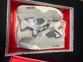 Jordan 4s frozen moment 9.5 in women