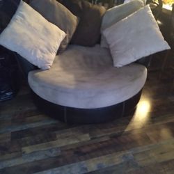 Round Swivel Chair