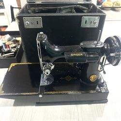 vintage antique 1941 SINGER 221 FEATHERWEIGHT 1941 BLACKSIDE SEWING MACHINE