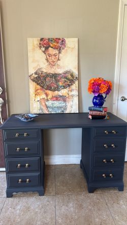 Desk/ Vanity depending how you like to use it, Color is black 🖤 drawers lined with pretty flowers!