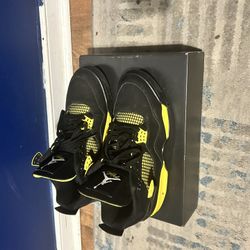 Jordan 4 Retro Thunder 