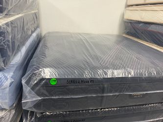 KING SIZE SIMMONS BEAUTYREST BLACK SERIES 2 (PLUSH) PILLOW TOP MATTRESS & BOX SPRINGS BED SET