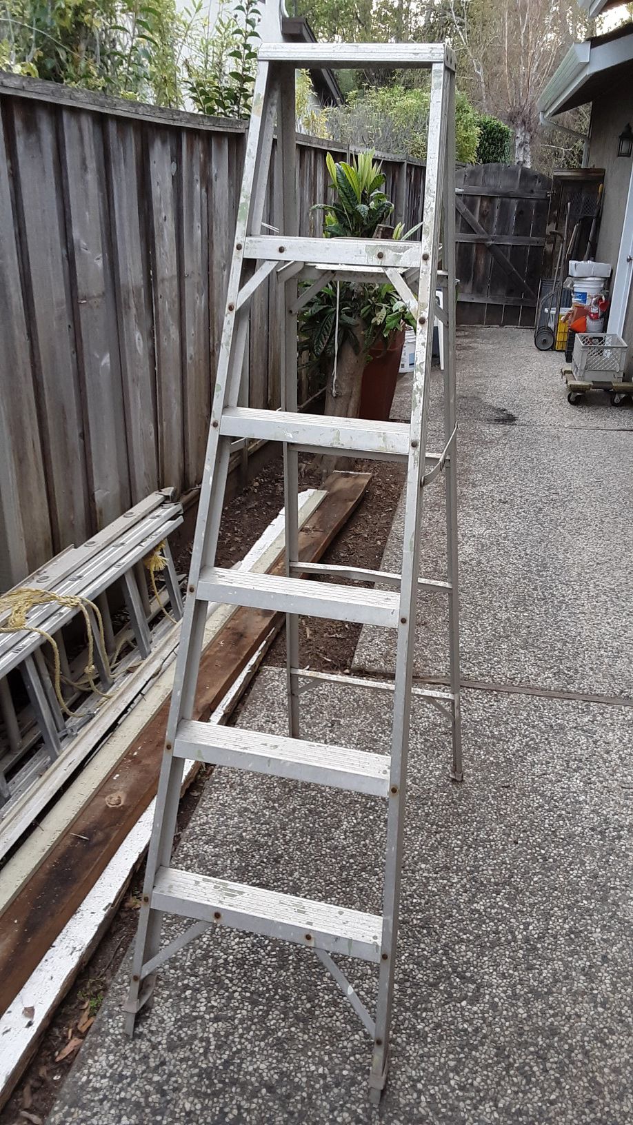 6 ft Aluminum Ladder- Lightweight- 5 Steps- Good Condition