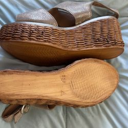 GOLD HEEL SANDALS SIZE 7. $20