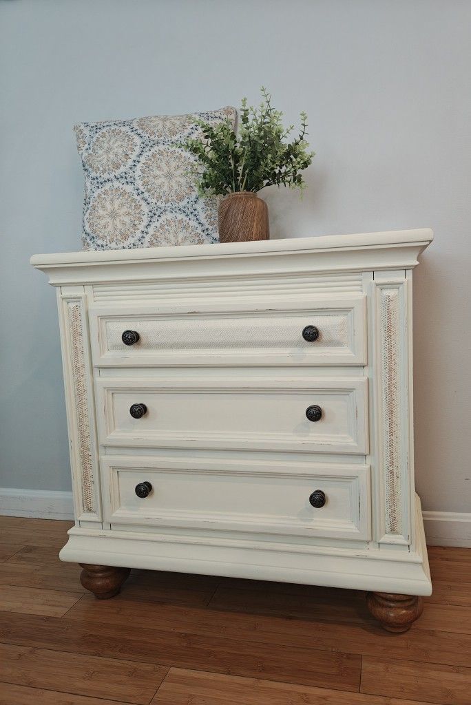 Broyhill Side Table / Nightstand/ Small 3-Drawer Dresser