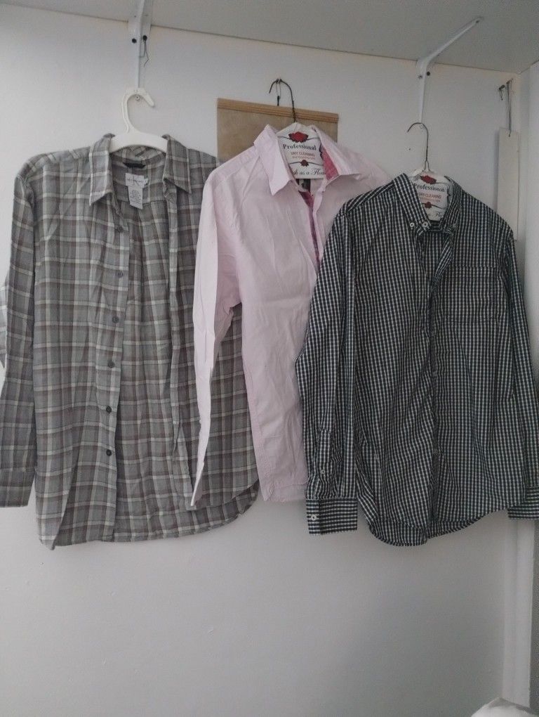 Camisa De Hombre Size M En Buenas Condiciones Los Tres Por $6