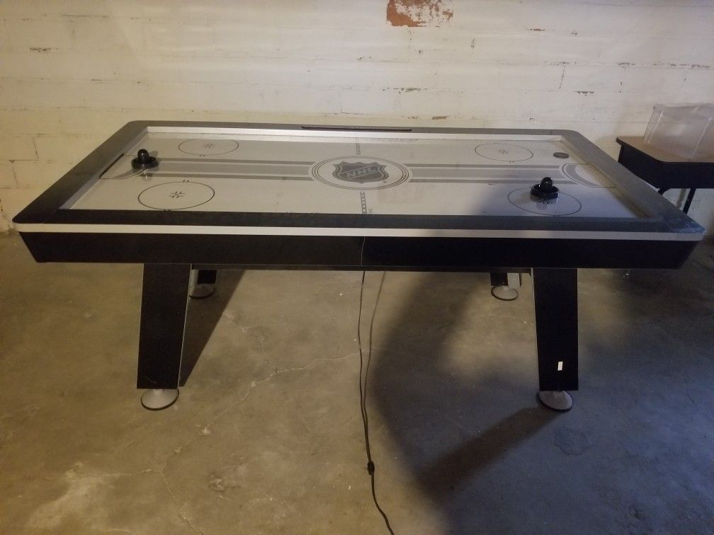 Air hockey table