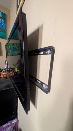 Tv with wall mount and chrome cast