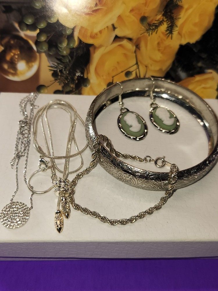 1656, LOT OF VINTAGE SILVER TONE JEWELRY