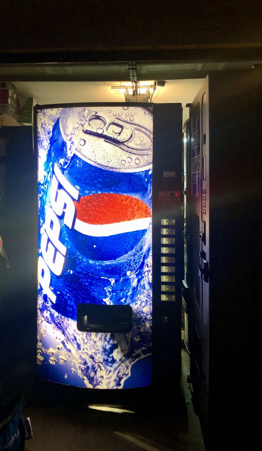 Soda Vending Machine Dixie Narco 501E