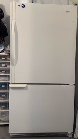 Kenmoore refrigerator with freezer