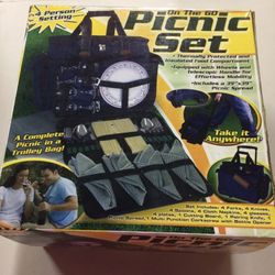 On the Go Picnic Set. NEW. Telescopic handle. Insulated Compartment. Milford/Greenwood, DE