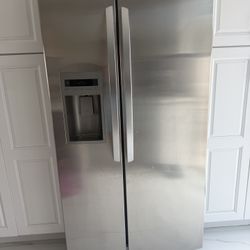 LG Stainless Steel Refrigerator . Very Good Condishion! 