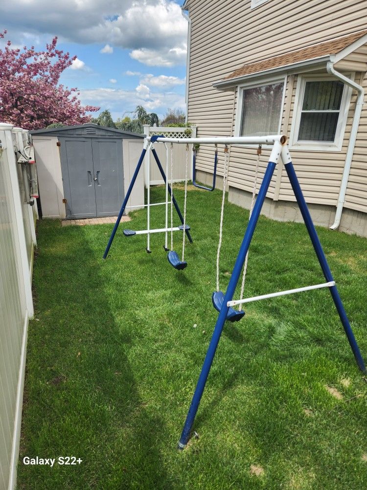Outdoor swing set