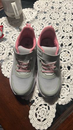 Tenis de Niña size 12 Marca Athletic usados como nuevos