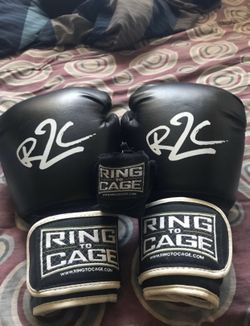 Ring2Cage Size Med 10 Oz Boxing Gloves (ONLY 1WRAP)