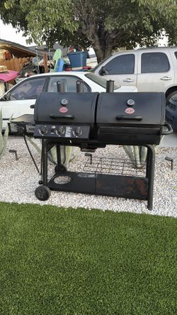 Char-Griller Duo features both a gas BBQ grill and a charcoal BBQ grill side-by-side.
