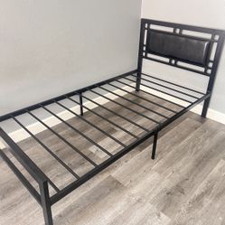 Cama Twin Size Nueva En Su Caja No Colchon