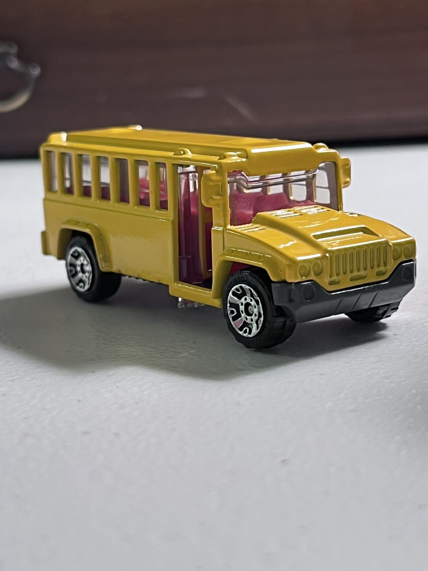 MATCHBOX  "HUMMER" SCHOOL BUS PLAIN YELLOW 2000 NO TEMPA PRINT DESIGN RUBBER TIRE