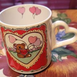 VINTAGE 1985 SUSAN MCCHESNEY HEART HANDLE MUG