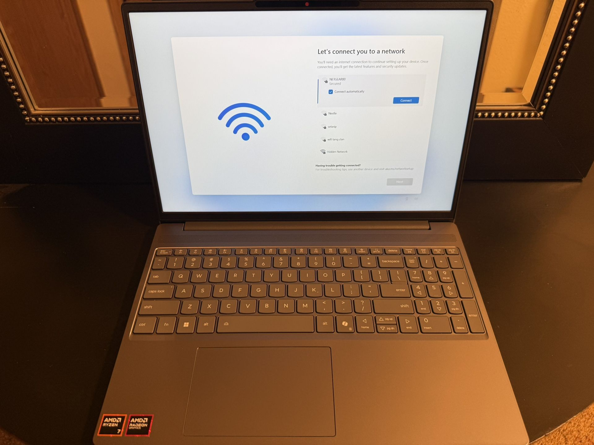 Lenovo Slim 3 – Ryzen 7 8840HS / 16GB / 512GB SSD / Radeon 780M