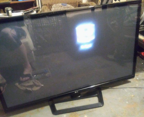 LG 50" Plasma Tv With Tv Stand And Remote 50PA4500