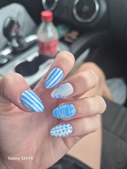 Blue and white sparkly nails: adivalable