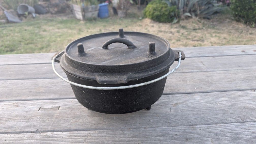 Vintage Universal Cast Iron Dutch Oven with Lid & Bail Handle - 3-Leg Camp Style