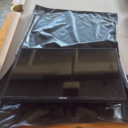 32 Inch Samsung With Roku Streaming Attachment and Outdoor Cover