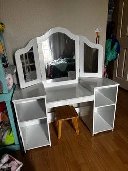 Makeup Vanity Desk with foldable mirror