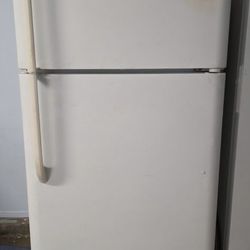 REFRIGERATOR – TOP FREEZER