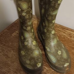 Rain Boots Size 7 Slightly Used Bit Good Shape 