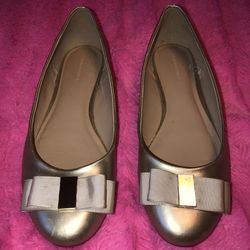 Banana Republic size 8 metallic gold bow flats shoes