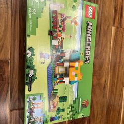 Lego Minecraft- The Crafting Box 21249  / 605 Pieces